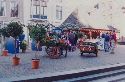 878111 Afbeelding van de uitstalling van het Volksbuurtmuseum Wijk C op de Kalisbrug onder de titel 'Wijk C en Oranje’ ...
